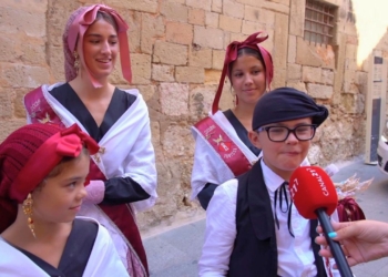 Pubilletes i hereuets participant en el tradicional repartiment del panoli
