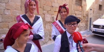 Pubilletes i hereuets participant en el tradicional repartiment del panoli