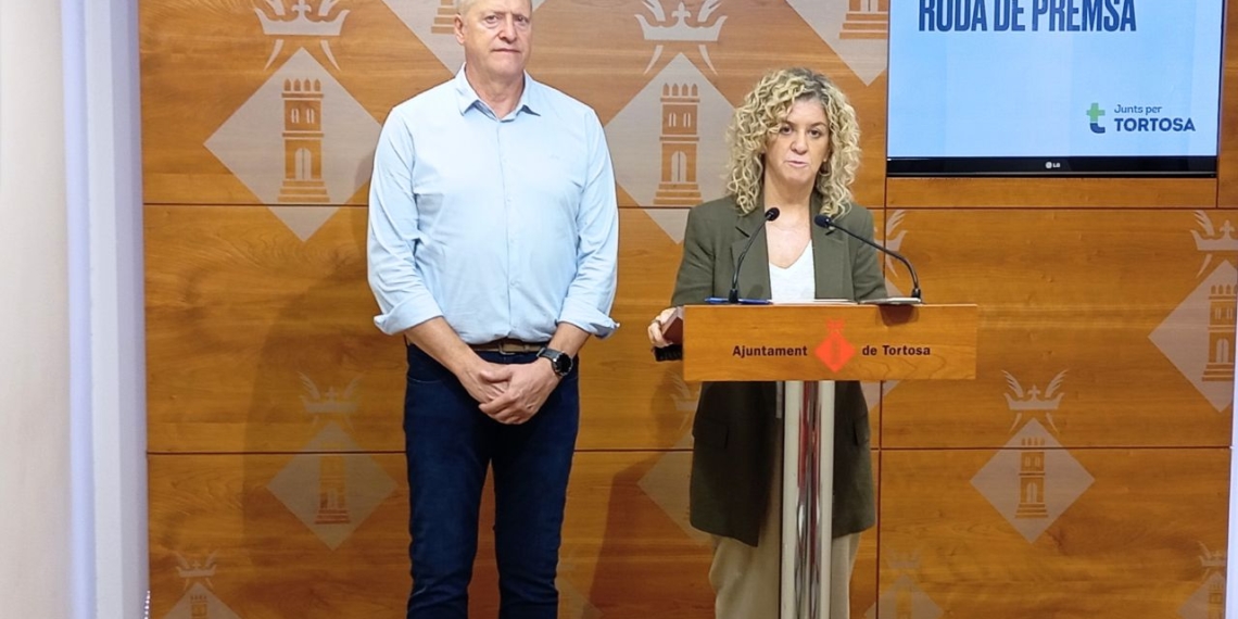 La portaveu de Junts per Tortosa durant una compareixença davant els mitjans