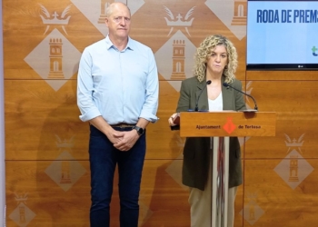 La portaveu de Junts per Tortosa durant una compareixença davant els mitjans