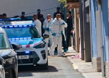 Els Mossos porten els pares del nadó desaparegut a Santa Bàrbara a l’habitatge on l’estan buscant