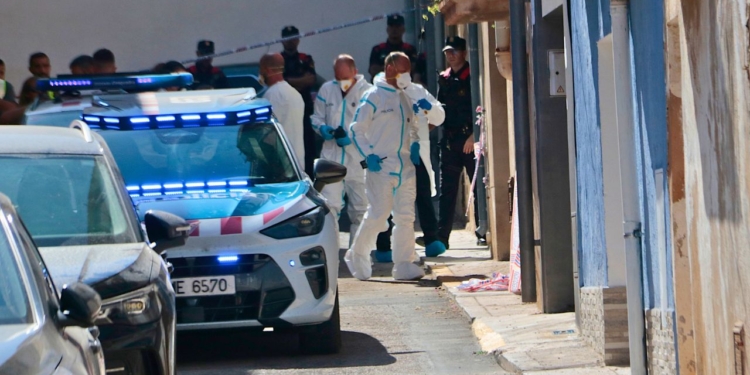 Els Mossos porten els pares del nadó desaparegut a Santa Bàrbara a l’habitatge on l’estan buscant