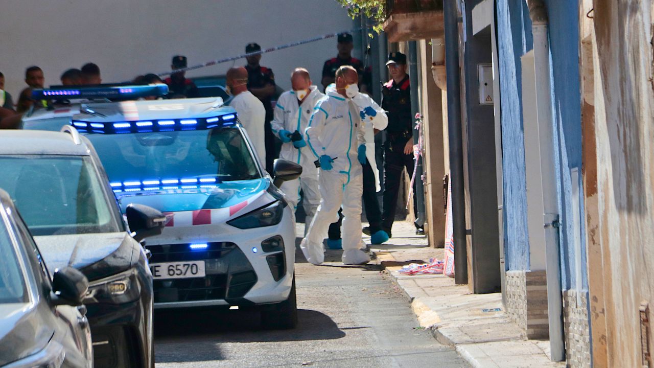 Els Mossos porten els pares del nadó desaparegut a Santa Bàrbara a l’habitatge on l’estan buscant