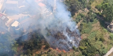 Un incendi crema vegetació agrícola a prop del carrer Major de la Sénia