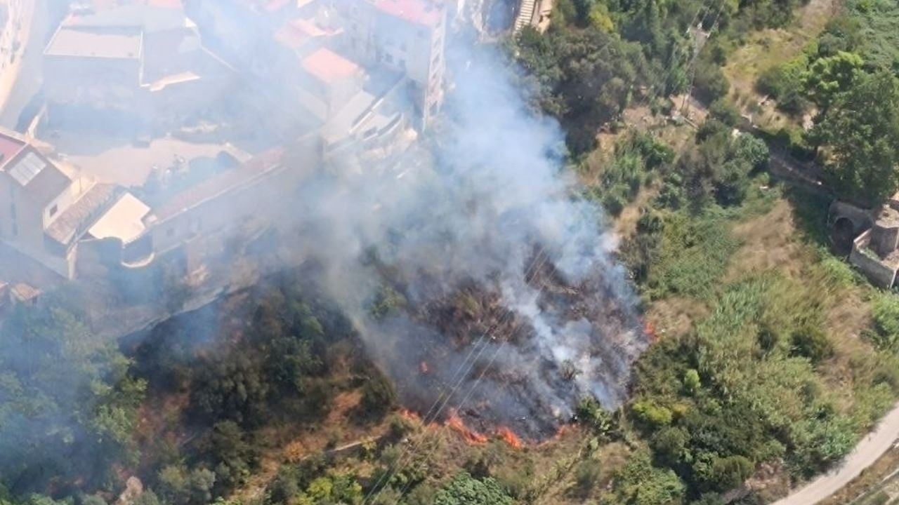 Estabilitzat l’incendi de vegetació agrícola a prop del carrer Major de la Sénia