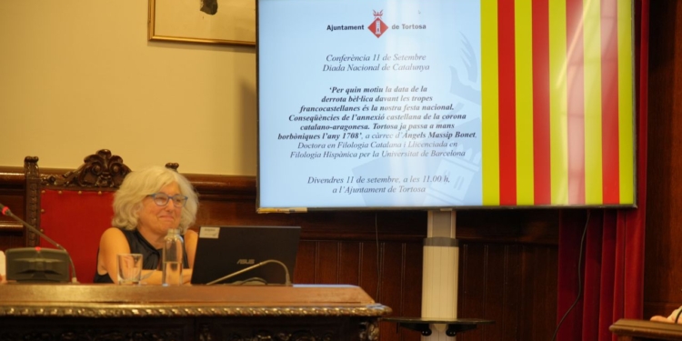 Àngels Massip reivindica la llengua i la diversitat a la conferència institucional de la Diada a Tortosa