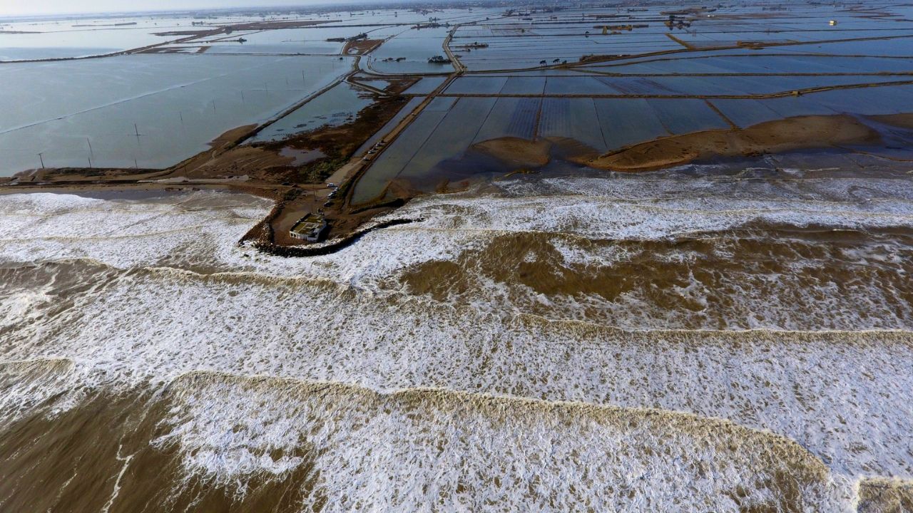 La platja de la Marquesa afectada pel temporal Glòria