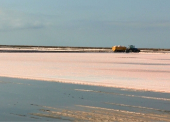 Maquinària treballant durant la collita de sal a les Salines de la Trinitat