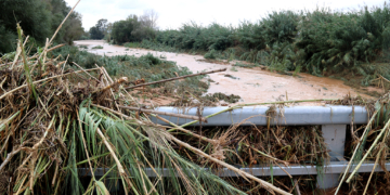El barranc de la Galera torna a saltar la carretera C-12 i malmet la recentment inaugurada extensió de la Via Verda