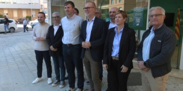 Josep Maria Cruset amb membres de les candidatures de Junts per Tarragona