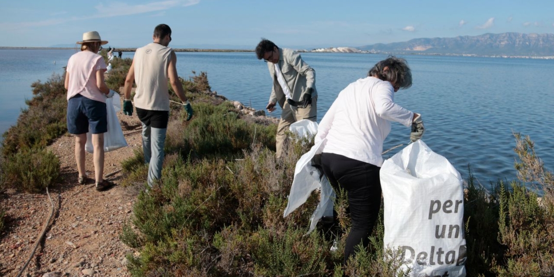Una vintena de voluntaris entren per primera vegada a les Salines de la Trinitat per retirar residus provinents del mar