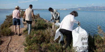 Una vintena de voluntaris entren per primera vegada a les Salines de la Trinitat per retirar residus provinents del mar