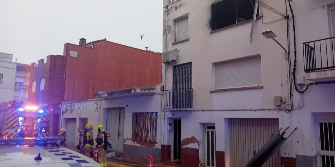 Els Bombers apaguen un foc a un habitatge de les Cases d’Alcanar amb dos animals afectats
