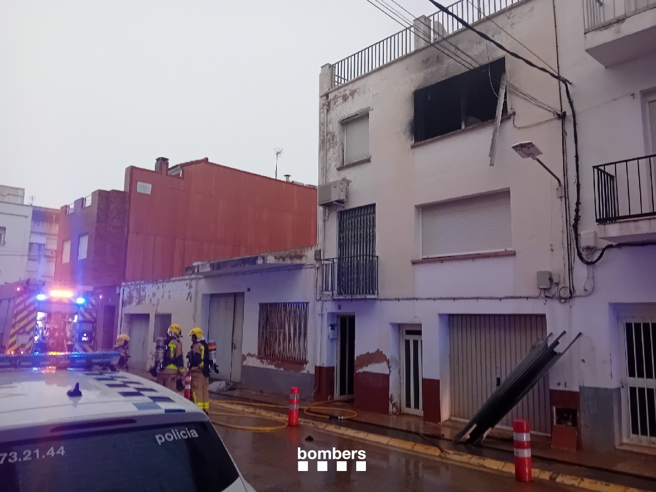 Els Bombers apaguen un foc a un habitatge de les Cases d’Alcanar amb dos animals afectats