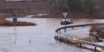 Els Bombers treballen en l’evacuació de persones en disseminats d’Ulldecona
