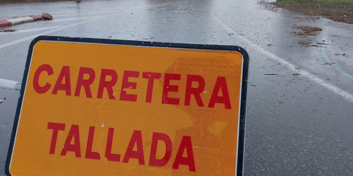 Els aiguats obliguen a desallotjar dos cases a Tortosa i tallar la C-12