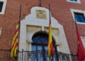 Banderes a mig pal a l’Ajuntament de Tortosa en senyal de dol per l’accident ferroviari d’Urda