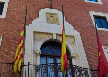 Banderes a mig pal a l’Ajuntament de Tortosa en senyal de dol per l’accident ferroviari d’Urda