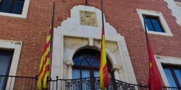 Banderes a mig pal a l’Ajuntament de Tortosa en senyal de dol per l’accident ferroviari d’Urda