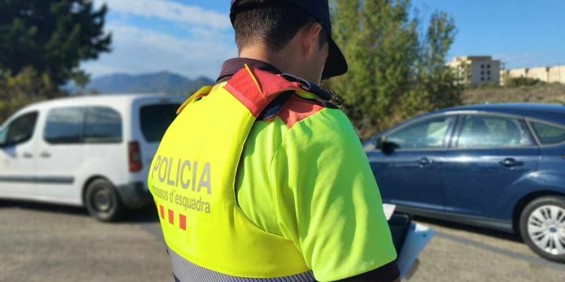Agent dels Mossos d’Esquadra durant un control de trànsit a l’AP-7