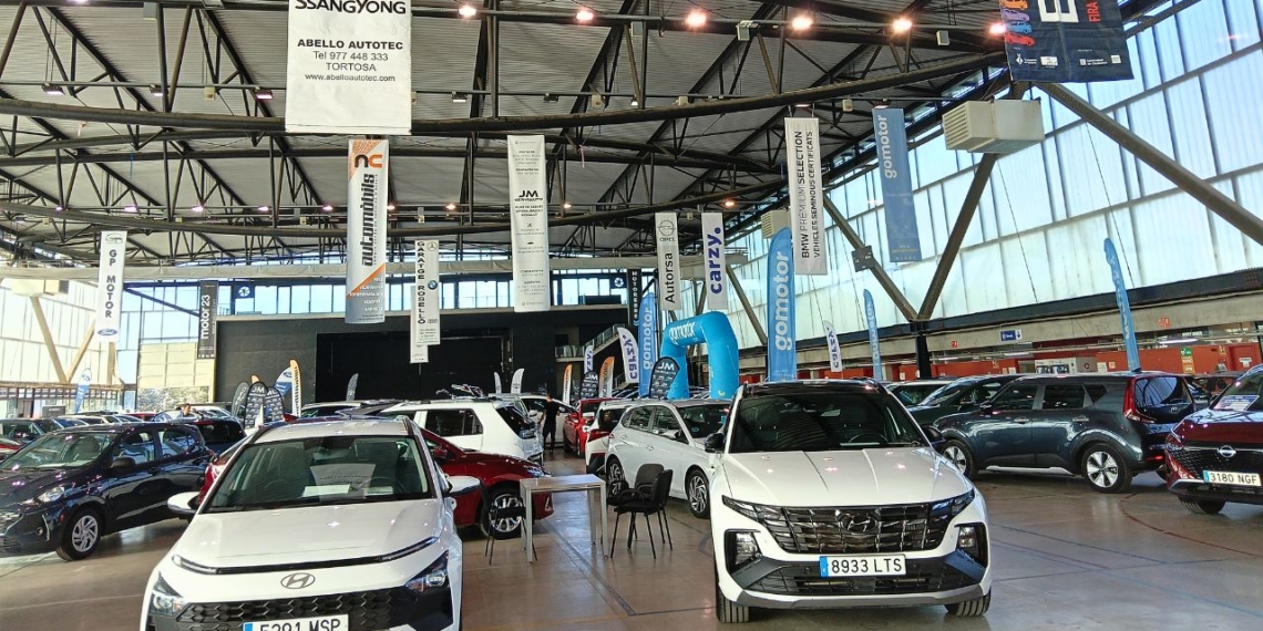 Vehicles d’ocasió exposats al pavelló firal de Remolins durant Ebreokasió a Tortosa