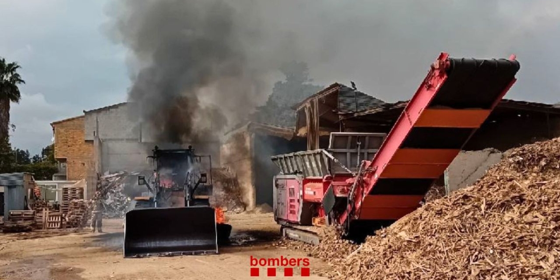 Incendi a l’exterior d’una planta de fusta a Tortosa