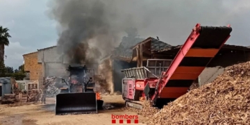 Incendi a l’exterior d’una planta de fusta a Tortosa