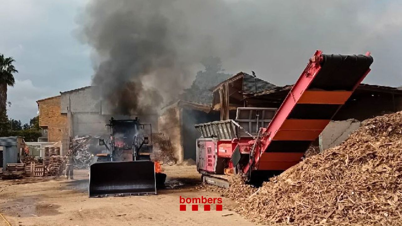 Incendi a l’exterior d’una planta de fusta a Tortosa