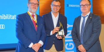 Joan Gaya recull el Premi Innovació i Sostenibilitat en representació de Kronospan a Xerta