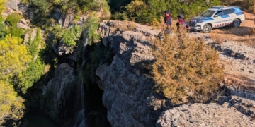 Agents dels Mossos d’Esquadra fent controls al barranc del Canaletes d'Horta de Sant Joan