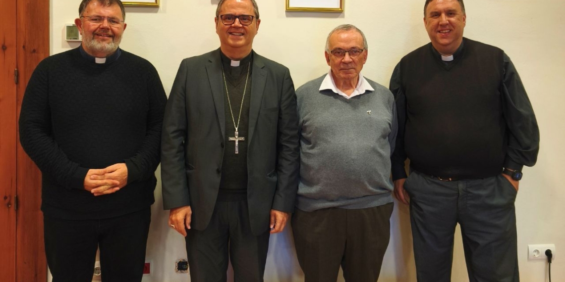 Els tres nous arxiprestes amb el bisbe de Tortosa, Sergi Gordo