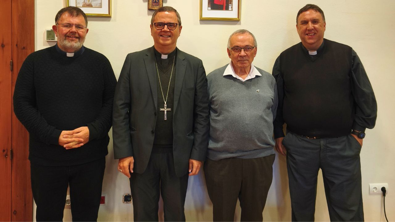 Els tres nous arxiprestes amb el bisbe de Tortosa, Sergi Gordo