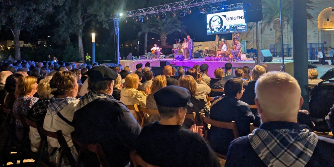 Veïns i visitants participant en la desena edició d’Orígens de la Ràpita