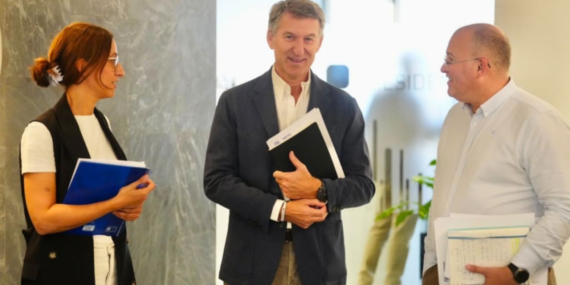 El líder del PP, Alberto Núñéz Feijóo, amb el secretari general del partit, Miguel Tellado, a la seu de Gènova