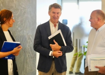 El líder del PP, Alberto Núñéz Feijóo, amb el secretari general del partit, Miguel Tellado, a la seu de Gènova