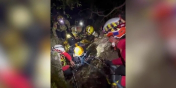 Efectius dels Bombers durant el rescat d’un excursionista ferit a Caro