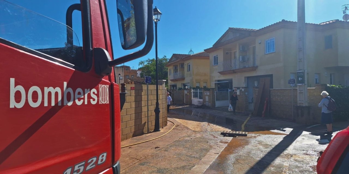 Desperfectes en un carrer de Xerta després de la riada del 6 d’octubre