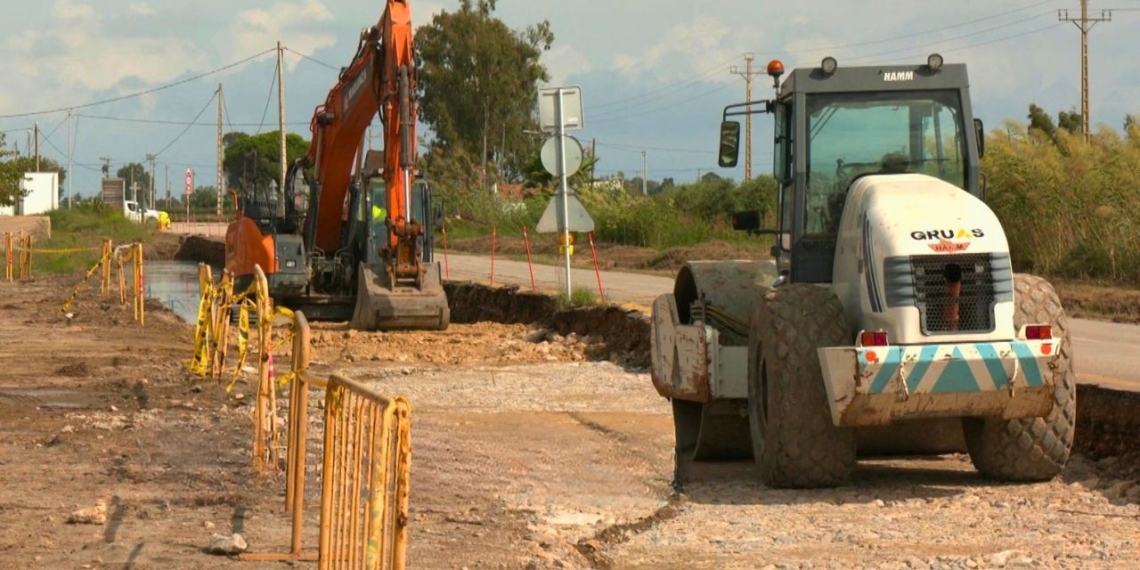 Obres de drenatge a la T-2021 entre la Ràpita i el Poble Nou del Delta