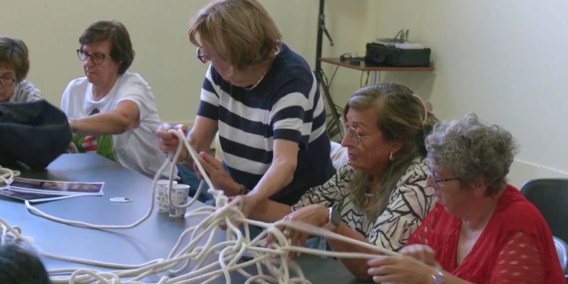 ‘Teixint memòries’, un taller on el públic del festival Artèria es converteix en l’artista