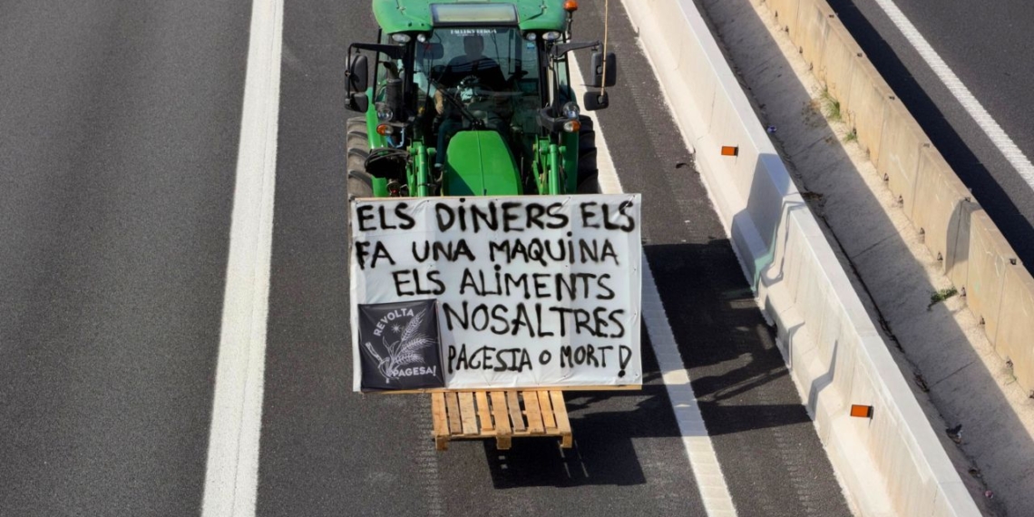 Tractor entrant a Barcelona per la B-23