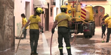 Veïns i serveis d’emergència retiren fang dels carrers de Xerta després dels aiguats